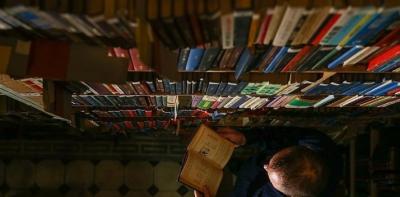 كاتب يمني شهير يعرض مكتبته الخاصة للبيع لـ«إطعام أسرته»