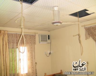 (بالصور) مشانق وتوابيت وأسلحة.. خفايا عصابة فلة حي ريمي في عدن