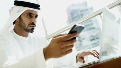 تغريم إماراتي 250 ألف درهم لسبِّه امرأة عبر «واتساب»