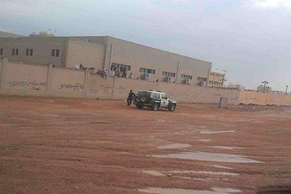 طلاب مدرسة سعودية أرادوا الهروب من المدرسة.. شاهد من كان ينتظرهم خلف السور!!