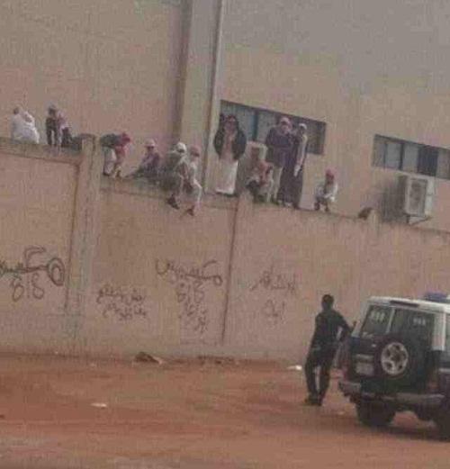 طلاب مدرسة سعودية أرادوا الهروب من المدرسة.. شاهد من كان ينتظرهم خلف السور!!