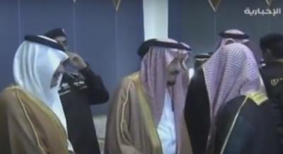 فيديو يظهر ممازحة خادم الحرمين لعلي النعيمي يحظى بإعجاب رواد "التواصل"