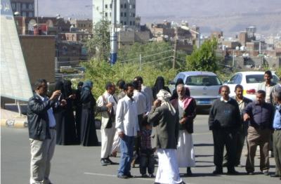 ناشدو المشيرعبدربه منصورهادي و باسندوه بالتدخل العاجل لحل مشاكلهم    مهندسين وموظفين وزارة الاشغال ينضمون وقفة احتجاجية للمطالبة بسرعة صرف مستحقاتهم 