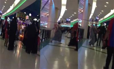 شاهد ردة فعل سعودي على متحرش بزوجته داخل مول شهير بالرياض