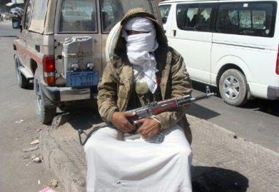 مقتل 5 أشخاص بينهم ضابط كبير ومسؤول انتخابي في هجوم مسلح بوسط اليمن