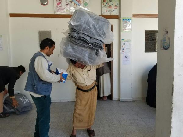 مكافحة الاتجار بالبشر تنفذ توزيع 1850 بطانيه و243 فانوس شمسي في مديرية التحرير بصنعاء للنازحين (صور)