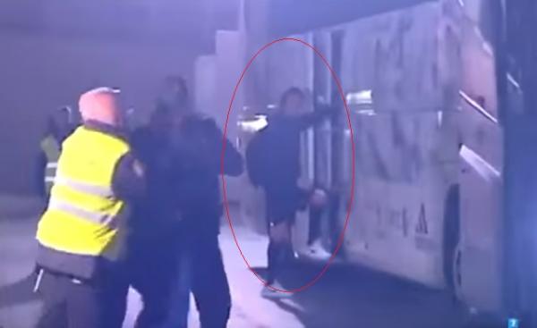 شاهد ردة فعل “رونالدو” مع مُشجّع هَرَبَ من الأمن ليلتقط معه “سيلفي”؟!