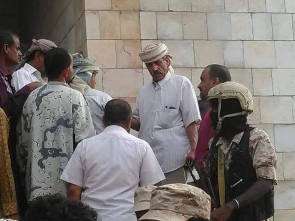 اشتباكات بقاعدة العند ومحتجون يحطمون سيارة وزير الدفاع السابق (هيثم قاسم طاهر)