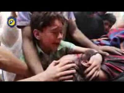 ضمن مشاهد قصف حلب.. طفل يبكي أمام جثمان والده: "بابا لا تتركني.. يا الله صبرني"