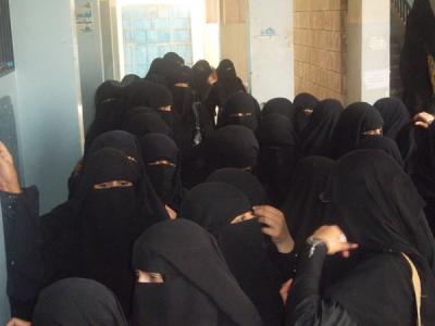 (بالصور): اقبال كبير من الجماهير للمشاركة في الانتخابات الرئاسية المبكرة في العاصمة صنعاء (صوتك يحمي اليمن)