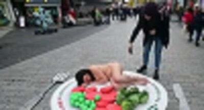 شابة نامت عارية في وسط الطريق...فما هو مطلبها؟