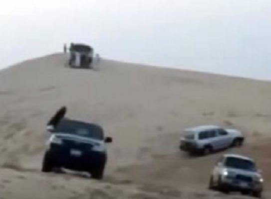 بالفيديو: شاب و فتاة يمارسان التطعيس بالسعودية ..شاهد ماذا حدث لهما فجأة؟