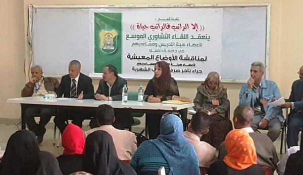 أحدهم رهن هاتفه ليسدد ديونه.. أغنياء العلم في اليمن يعانون فقر اليد وعسر الحال  ( تقرير )