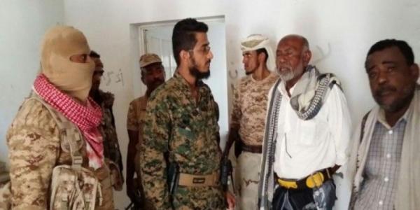 جنود من الحزام الامني يحتجزون مدير أمن محافظة أبين ويمنعوا خروجه (تفاصيل)