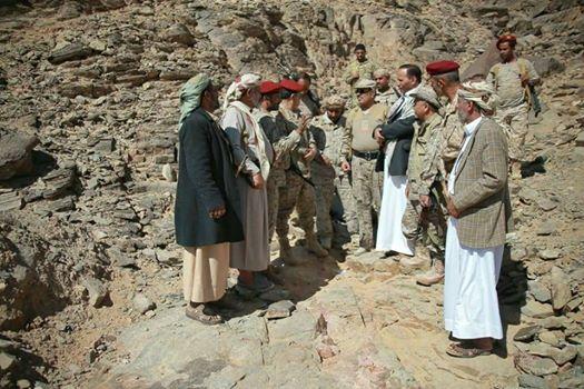بالصور: علي محسن يجتمع بقيادات عسكرية ومدنية في جبال نهم.. وردود افعال متباينة عليه