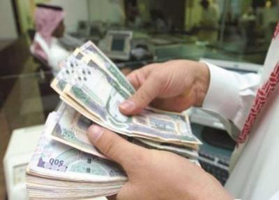 السعودية: بداية أزمة مالية (نقدية) تصيب الموظفين.. ويطالبون النقد بالتدخل