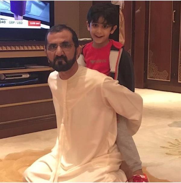صور متداولة لولي عهد الامارات وهو يلاعب اولاده داخل منزله
