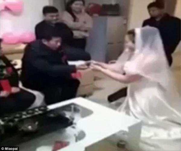 شاهد.. لماذا تركت العروس عريسها في يوم الزفاف؟