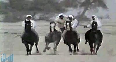  فيديو نادر: حاكم دبي يقفز من فوق حصان مسرع إلى آخر