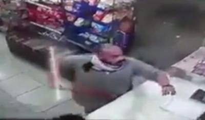 بالفيديو.. لصان يسرقان بقالة ويعتديان بالضرب على البائع في حي النسيم بالرياض