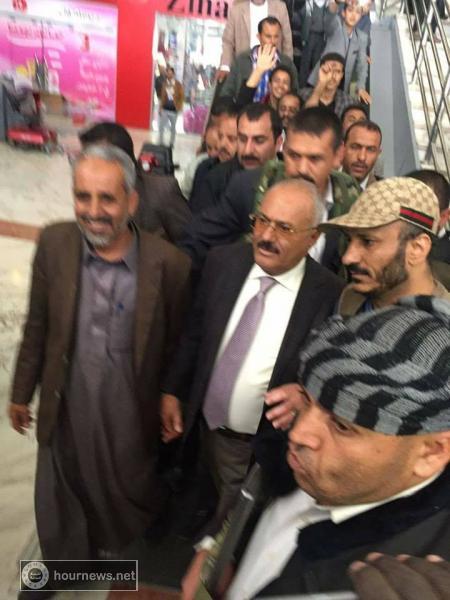 عاجل: بالفيديو والصور..علي عبدالله صالح يفاجئ الجميع بظهوره متسوقاً بأكبر مول تجاري بصنعاء