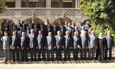 مقربون من الارياني اعتبروها ضرورة تفرضها حالة الانفلات الأمني.. مصدر حكومي يتحدث عن خطة تغييرات توافقية للمحافظين والوكلاء
