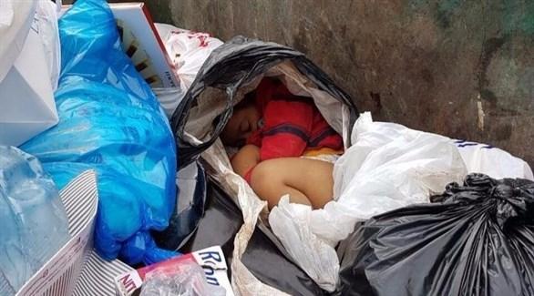 القبض على والدة طفلة وُجدت مقتولة داخل حاوية نفايات (صورة)
