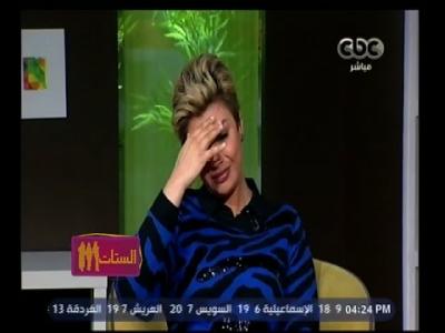 مذيعة مصرية تجهش بالبكاء على الهواء مباشرة بسبب ابنتها “شاهد”