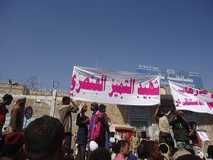ثورة المهمشين في تعز تتوعد بالإطاحة بحكومة الوفاق إذا لم يتم إلقاء القبض على قاتل رفيقهم