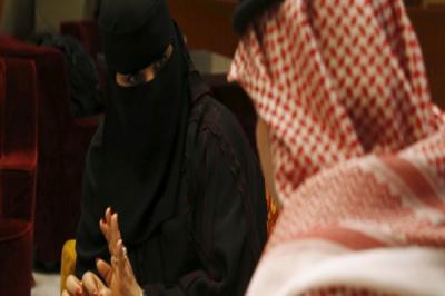 خمسة اسباب تدفع السعوديين للإقبال على البائع الأجنبى اكثر من السعودي (تعرف عليها)