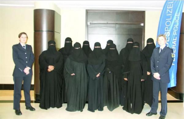صور: الشرطة الألمانية تدرب عسكريات سعوديات على القيام بهذه الأشياء!!