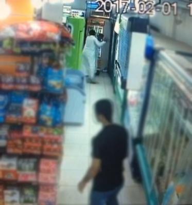 كاميرات المراقبة توثق سعودي يطعن آخر داخل محل تجاري بشوقية مكة (فيديو)