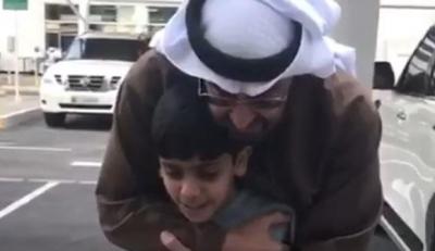 فيديو: محمد بن زايد يحتضن طفلاً هجا الحوثي وصالح في أبيات شعرية ويقبل يده