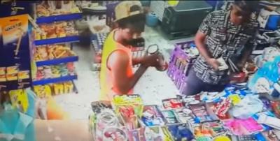 الإطاحة بعائلة عربية في السعودية سرقت محلاً في جدة (فيديو)