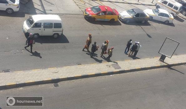 بسبب الفقر والاوضاع: الباعة المتجولون يتزايدون بأعداد كبيرة في الجولات بصنعاء (صور)