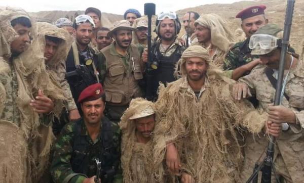 العميد طارق صالح ينشر صورة له وهو يتوسط وحدة خاصة من القناصين مع قناصات فائقة القدرة