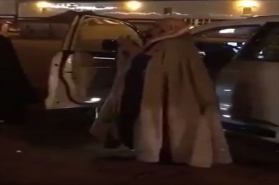 فيديو: أمير سعودي يترجل من سيارته أثناء هطول الأمطار.. شاهد لماذا؟