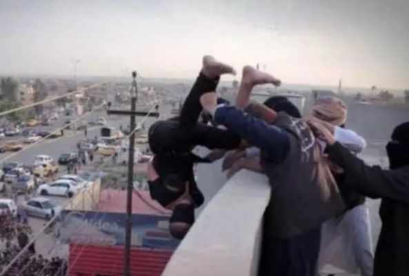 “داعش” يرمى ابن أشهر صناع سيوفه من فوق عمارة بعد يوم واحد من “قطع رأس” أبيه