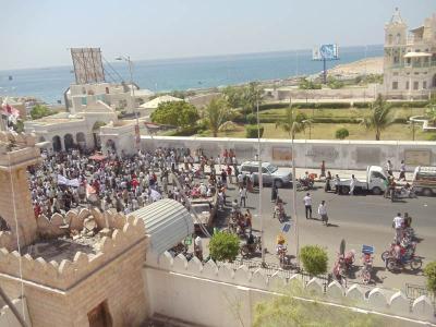 صيادي حضرموت يتجمهرون أمام ديوان المحافظة مطلبين بتوفير مادة الديزل 