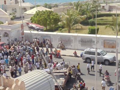 صيادي حضرموت يتجمهرون أمام ديوان المحافظة مطلبين بتوفير مادة الديزل 