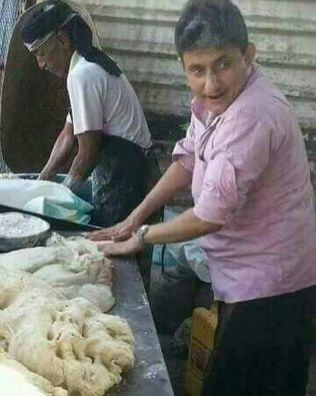 بسبب انقطاع راتبه للشهر الـ(٦) .. دكتور بجامعة الحديدة يتحول للعمل كخباز (صورة)