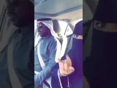  سعودية تفجر غضب الشارع بعدما غنت لزوجها في السيارة وطلبت منه تقبيلها “شاهد”