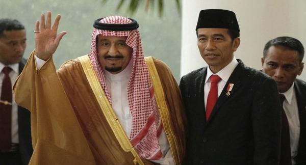 ماذا تفعل حاشية الملك سلمان معه في اندونيسيا؟