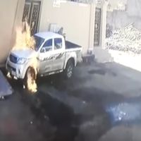 فيديو - سعودي يحرق سيارة أثناء وقوفها أمام منزل صاحبها