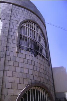 مسلحين يستولون على طقم مروري بعد الاستيلاء على طقم آخر للنجدة وإطلاق قذيفة على منزل رجال الأعمال شوقي هائل