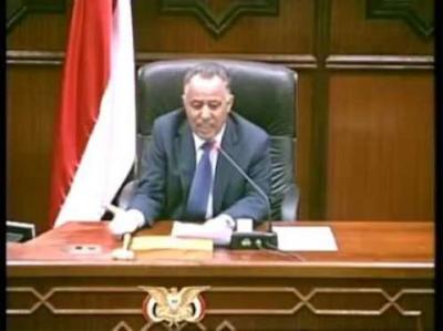 فيديو .. الراعي يشكو بحرقة من تصرفات مشرف حوثي بحق التجار على مداخل صنعاء