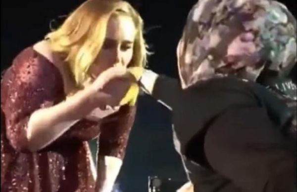 الفنانة البريطانية “أديل” تقبل يد فتاة محجبة من بين 100 ألف شخص (تعرف عليها)
