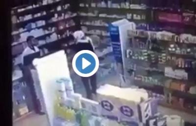 شاهد فيديو.. ملثم بالسعودية يسطو بالقوة على صيدلية مستخدما "ساطور"
