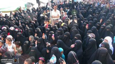 إب..ساحة خليج الحرية تدشن أسبوع الكرامة وتحتفى بأسر شهداء جمعة الكرامة  والثوار يتعاهدون على الاستمرار بالثورة وفاء لدم الشهداء