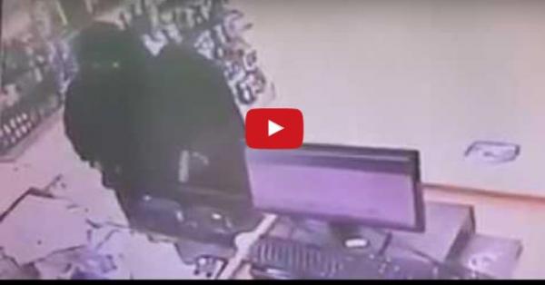 بالسعودية.. كاميرا مراقبة ترصد مسلح يتنكر في زي نسائي ويقوم بتنفيذ سرقة 